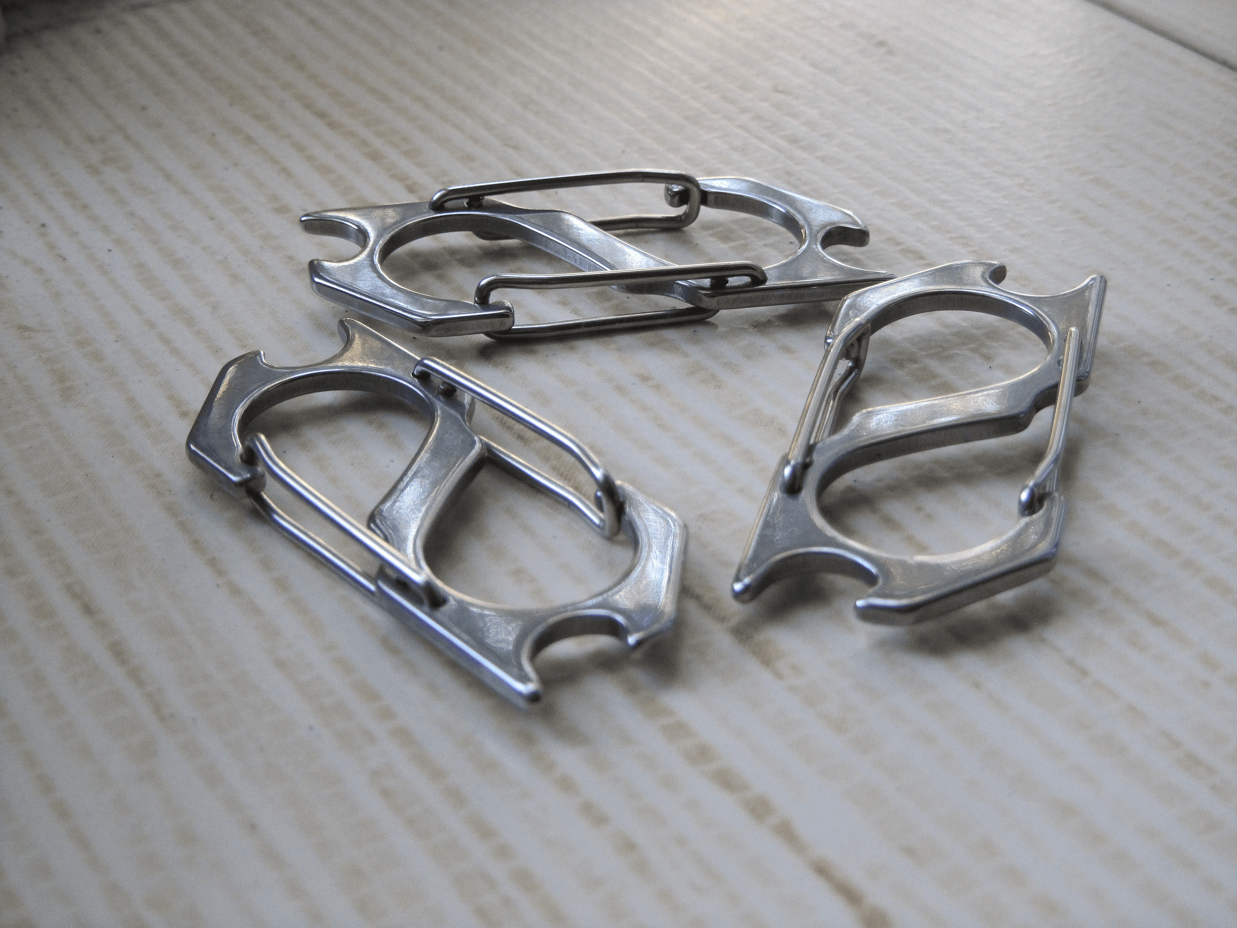 EDC Карабін S Подібний зі Сталі . Двохстононний карабін "8". Універсальне, швидкознімне кріплення із засувками. S-Binner 6см*2.5см, з металу, 27г