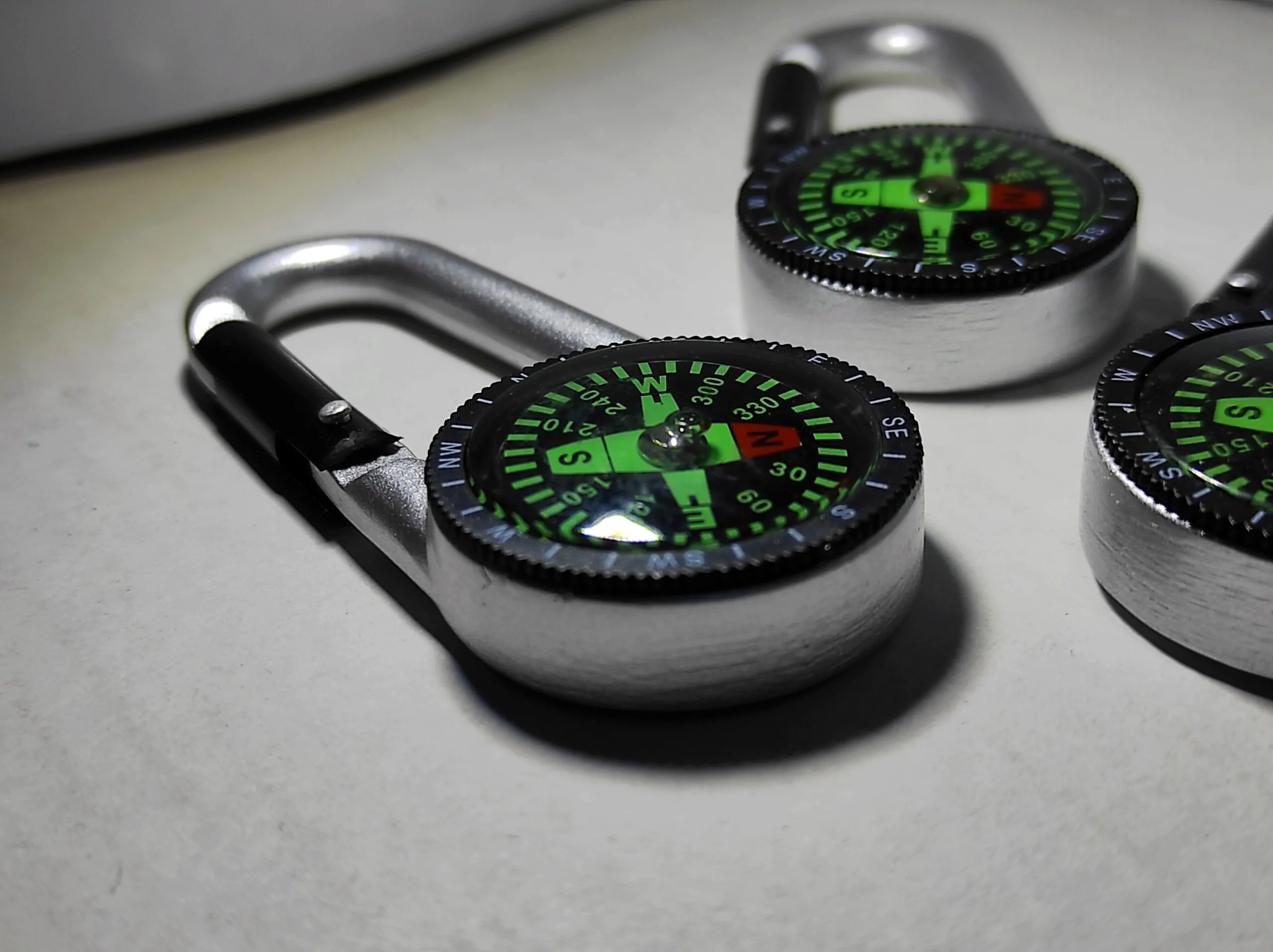 EDC Рідинний Компас Карабін %%sep%% Алюмінієвий компас брелок на карабіні 7cm x 3cm. Для кемпінгу та походів. Вказує точно на північ. Мокрий компас + карабін