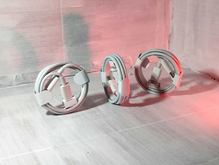 Багатоцільовий кабель для зарядки та передачі даних