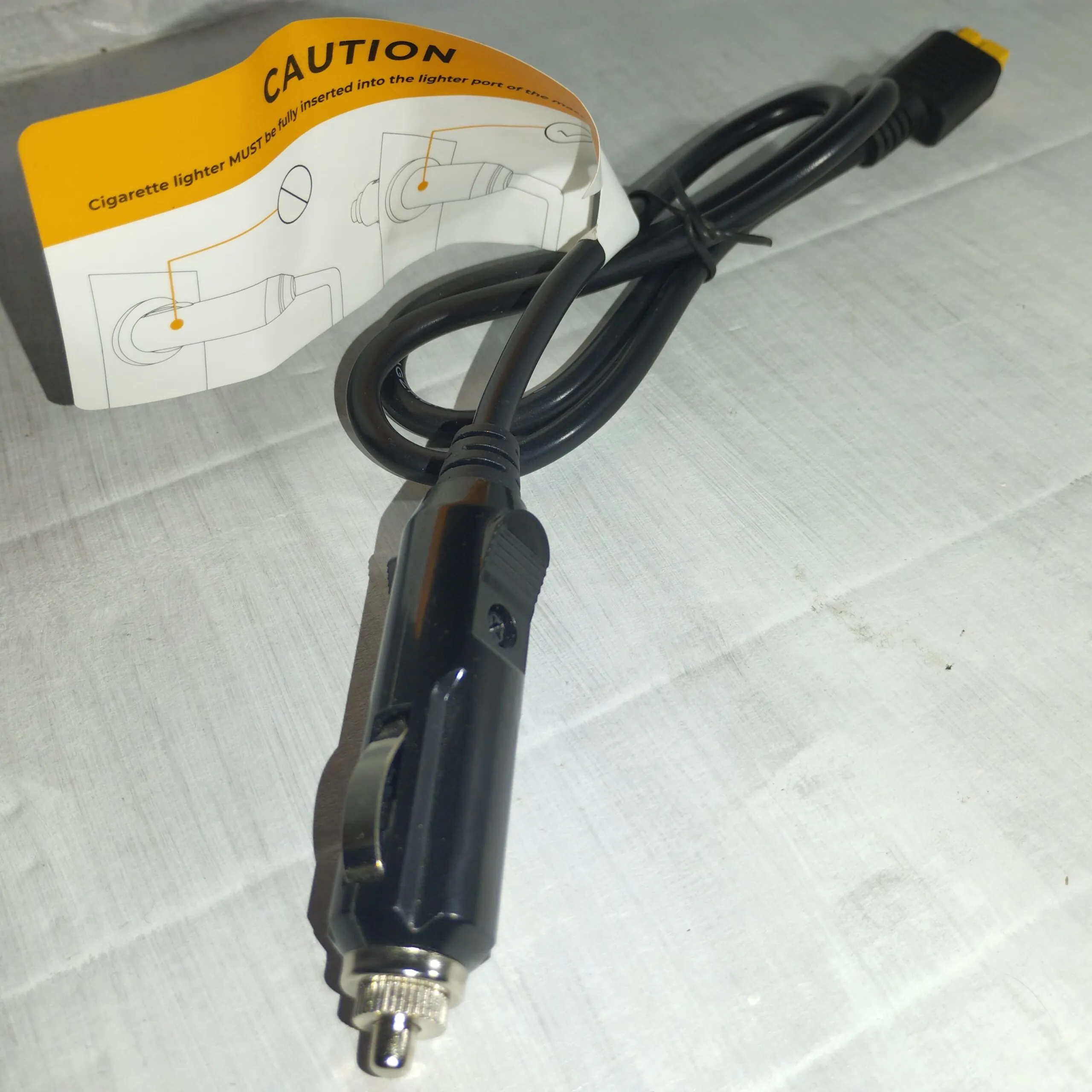 Металевий корпус кабелю з пружинними контактами